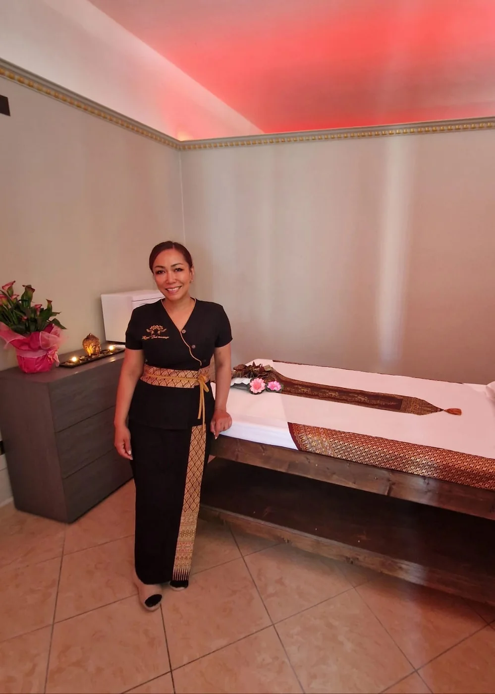 Professionista Royal Thai Massage in una cabina massaggi
